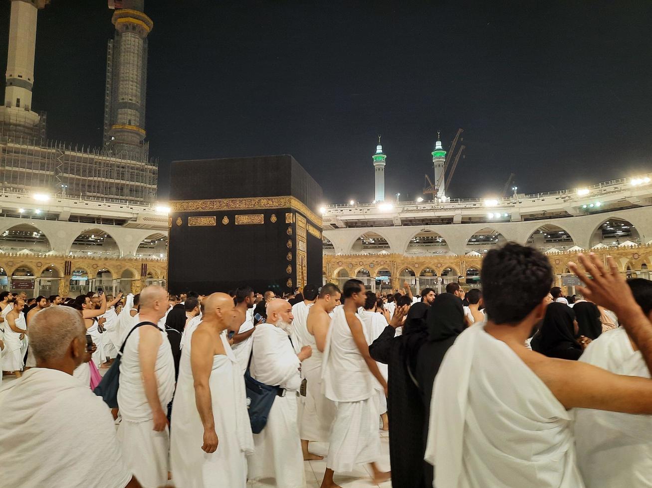 Mecca, Arabia arabia, marzo 2023 - durante il mese di Ramadan, pellegrini a partire dal tutti al di sopra di il mondo eseguire Tawaf in giro il Kabah a il Masjid al-haram nel mecca.. foto