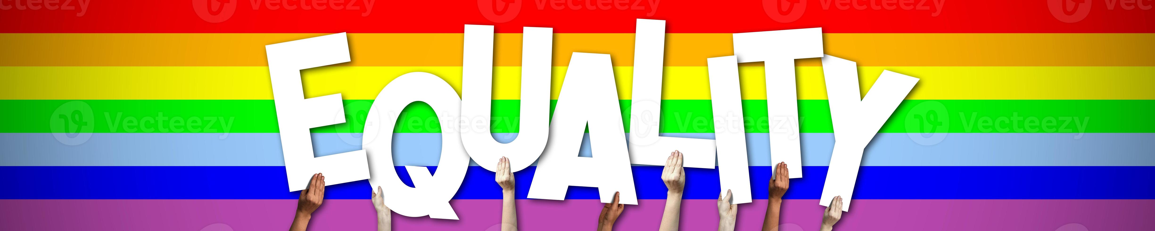 uguaglianza, lgbt bandiera - umano mani Tenere colorato lettere foto