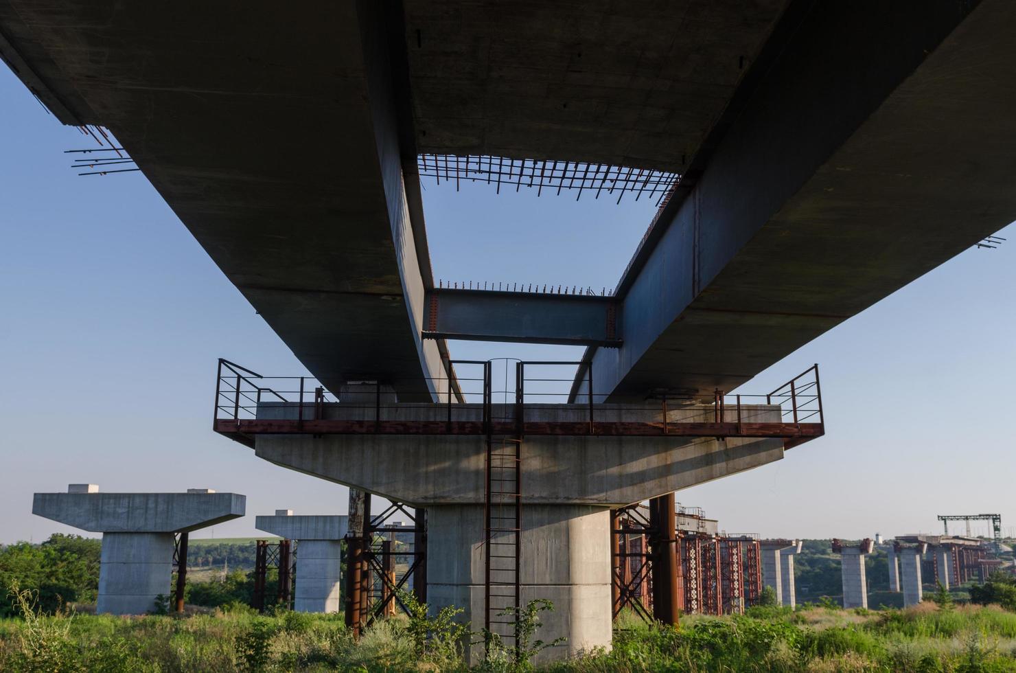 costruzione di ponti con pilastri foto