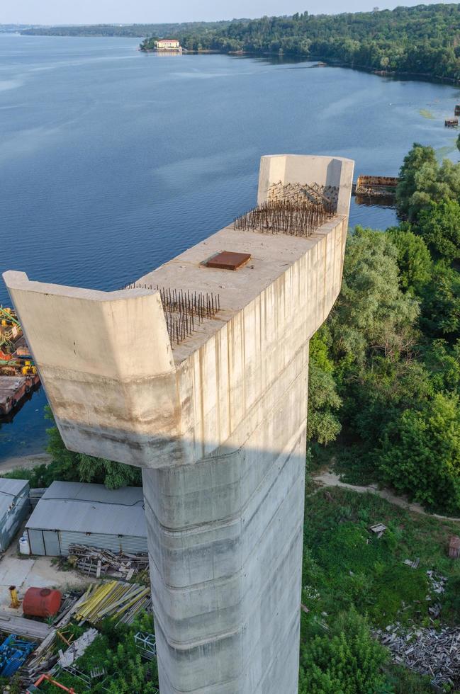 costruzione di ponti con pilastri foto