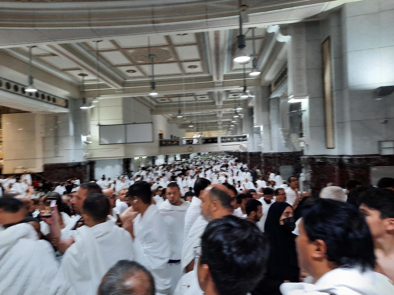 Mecca, Arabia arabia, marzo 2023 - pellegrini camminare fra il colline di safa e marwah durante Umra a il Masjid al haram nel mecca. foto