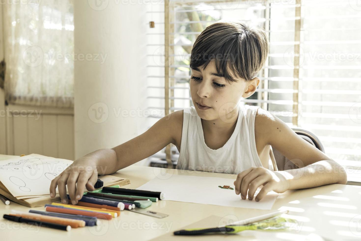 bambino disegno nel un' luminosa ambiente. foto
