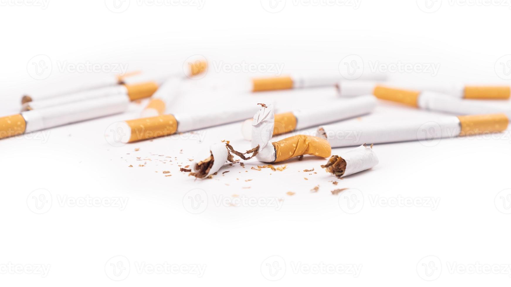 sigarette su uno sfondo bianco foto