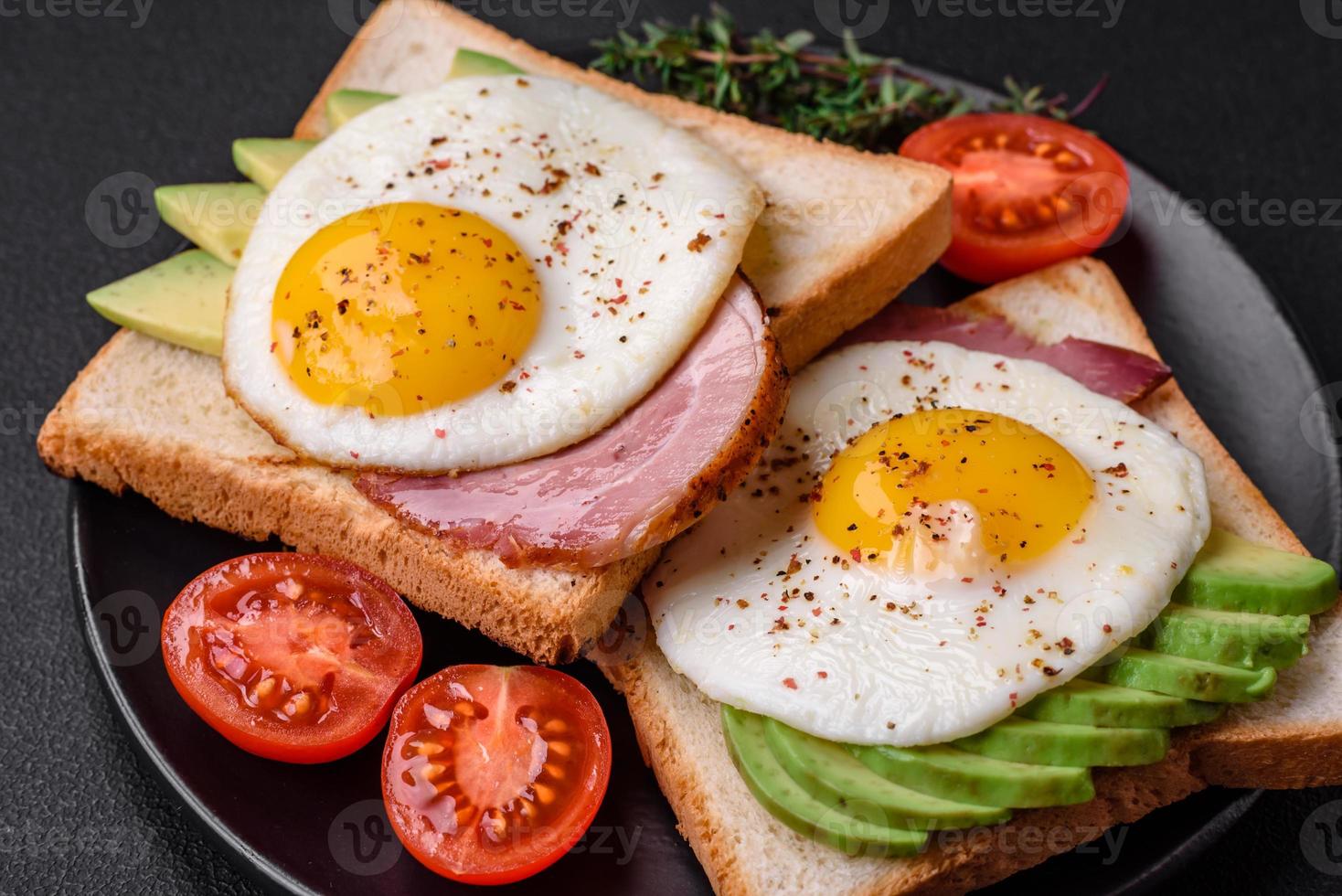 delizioso nutriente inglese prima colazione con fritte uova, pomodori e avocado foto