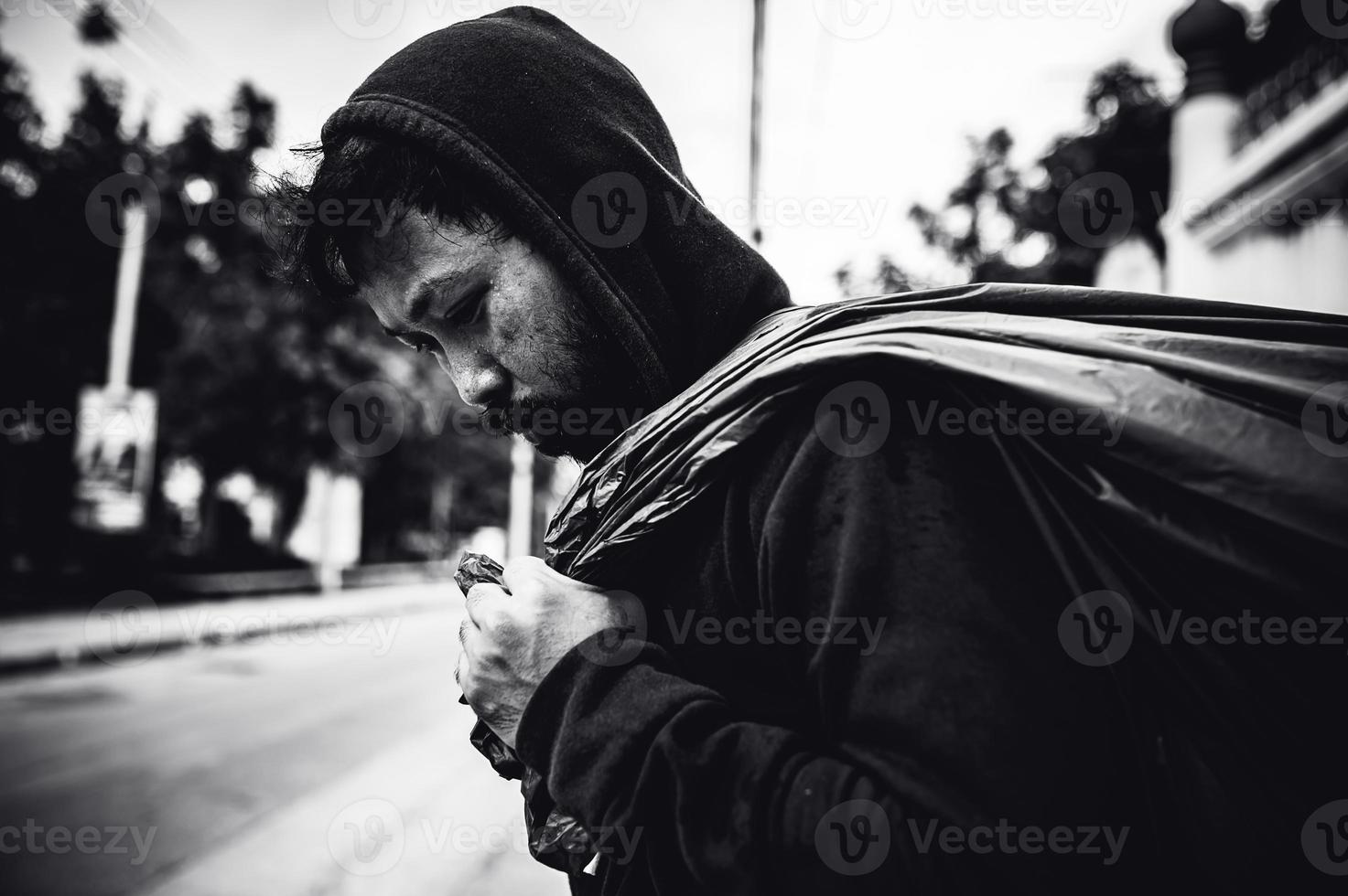 asiatico uomo è senza casa a il lato strada, a sconosciuto ha per vivere su il strada solo perché lui ha no famiglia. foto