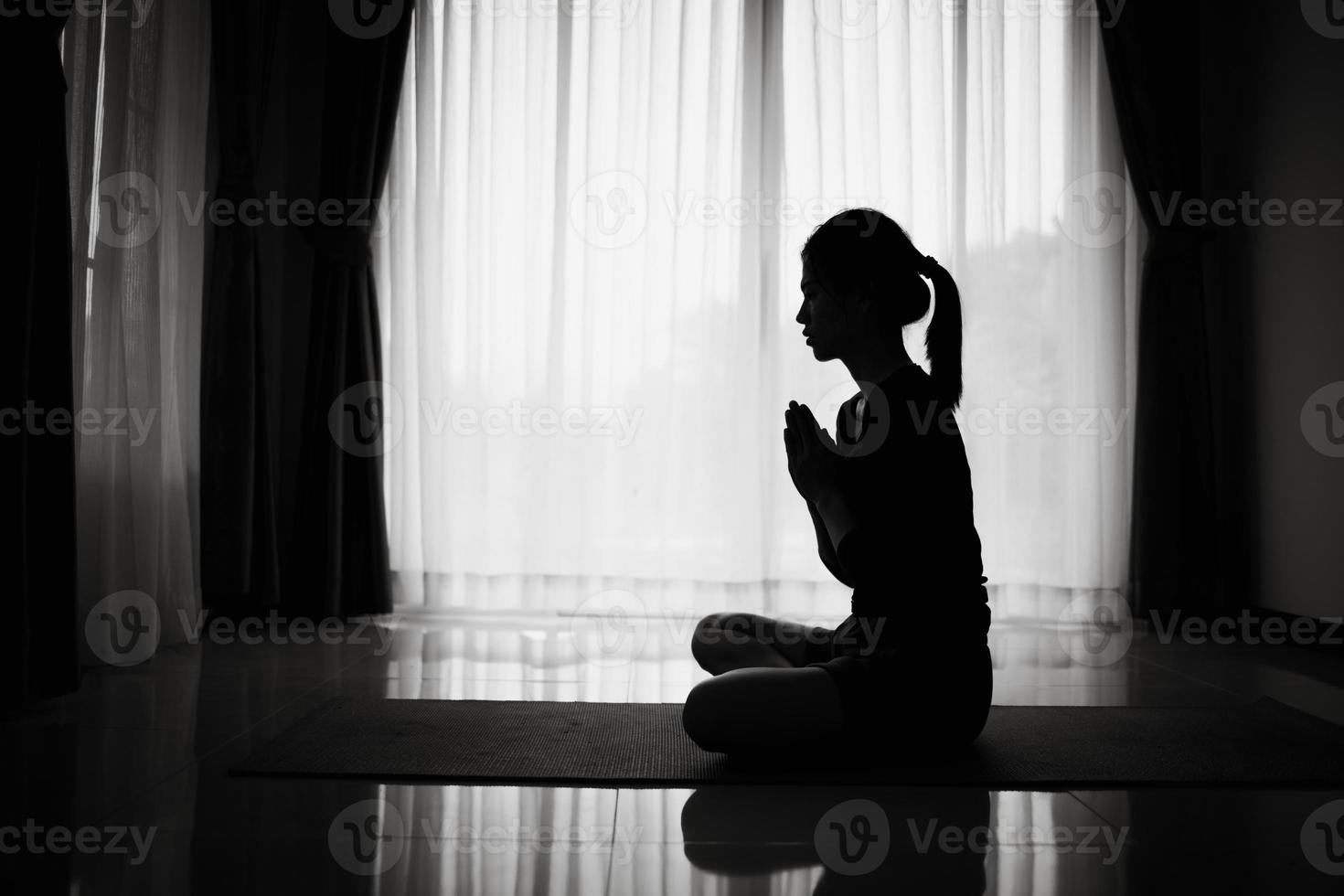 silhouette di religioso giovane donna preghiere per Dio nel il mattina, spiritualità e religione, religioso concetti foto