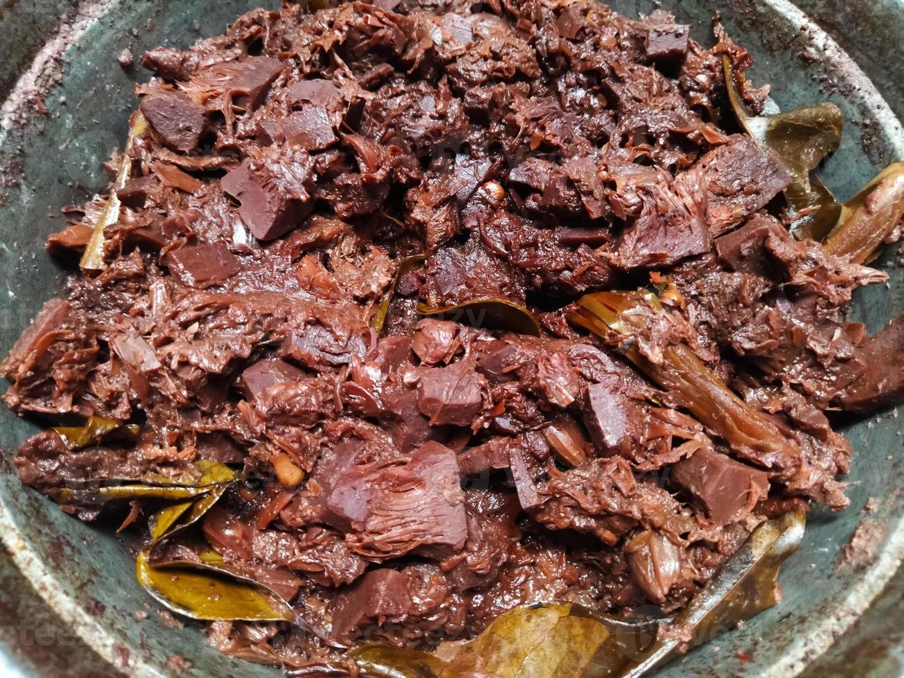 gudeg è un' tradizionale cucina a partire dal jogja. Questo piatto è fatto a partire dal giovane jackfruit cucinato con Noce di cocco latte. gudeg ha un' dolce e salato gusto. Indonesia cibo foto