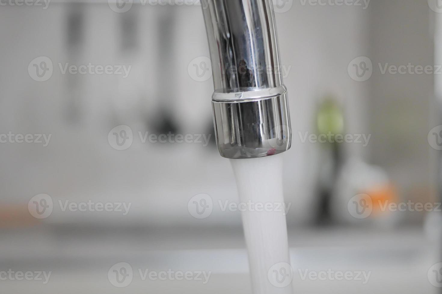 acqua scrosciante a partire dal un' rubinetto rubinetto lento movimento foto