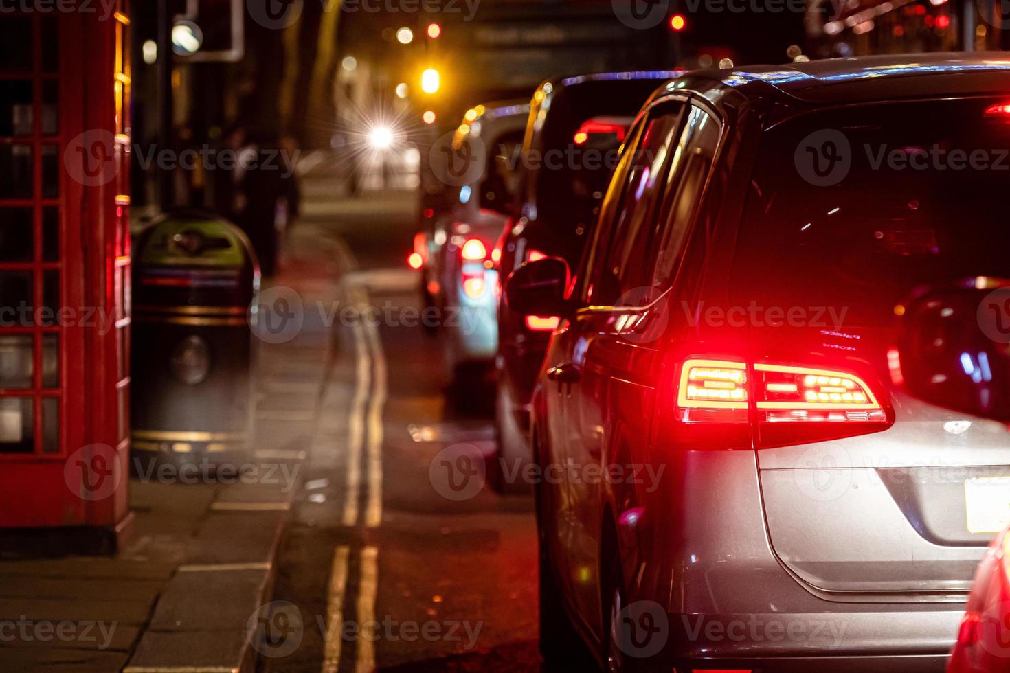 la vista posteriore sul traffico sulla strada del centro di notte, primo piano foto