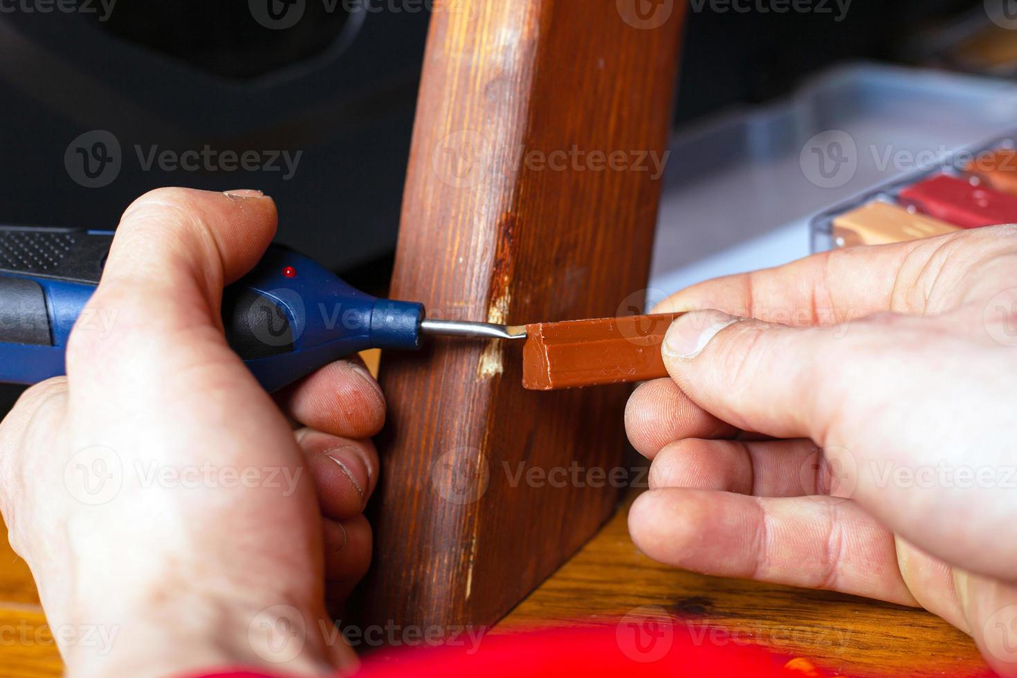 persona che ripara il legno foto