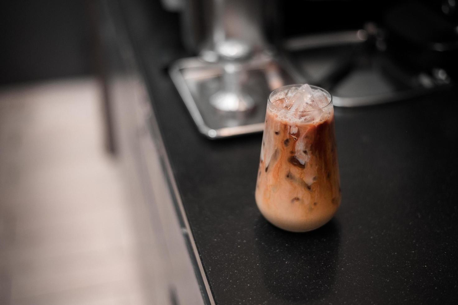 bicchiere di caffè freddo con latte sul tavolo foto