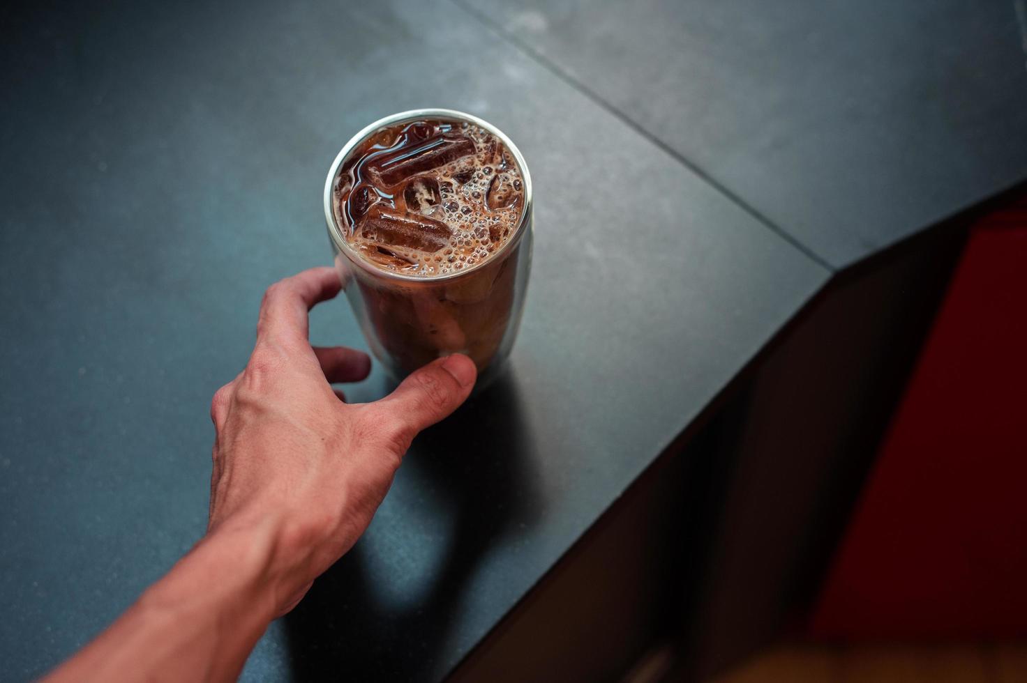 caffè freddo con latte sul tavolo foto