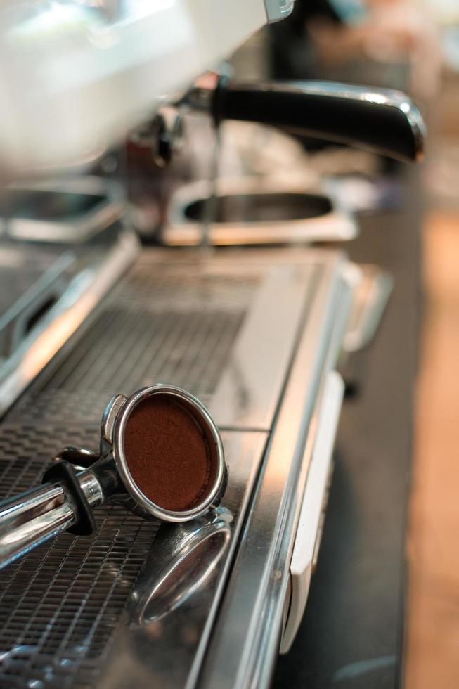 pressino del caffè su una macchina per il caffè foto