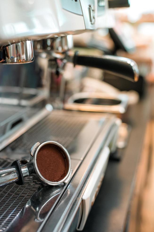 pressino del caffè su una macchina per il caffè foto