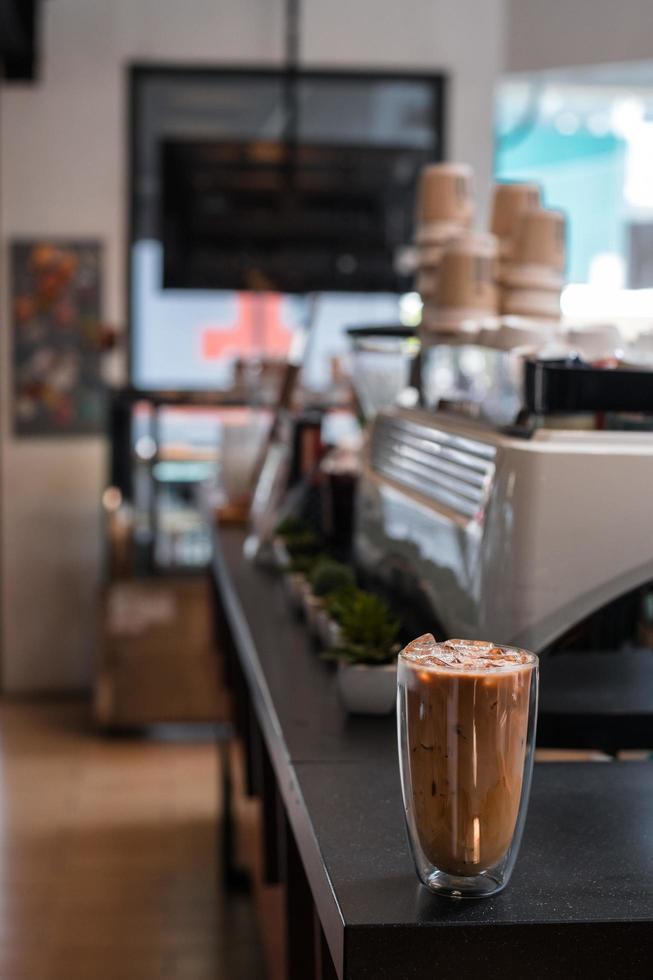 primo piano di caffè freddo con latte sul tavolo del bar foto