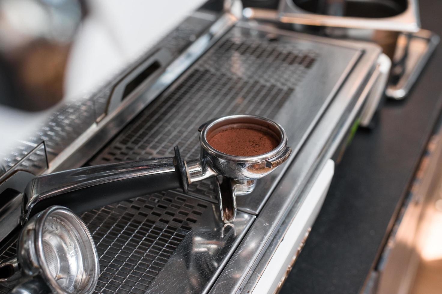 pressino del caffè su una macchina per il caffè foto