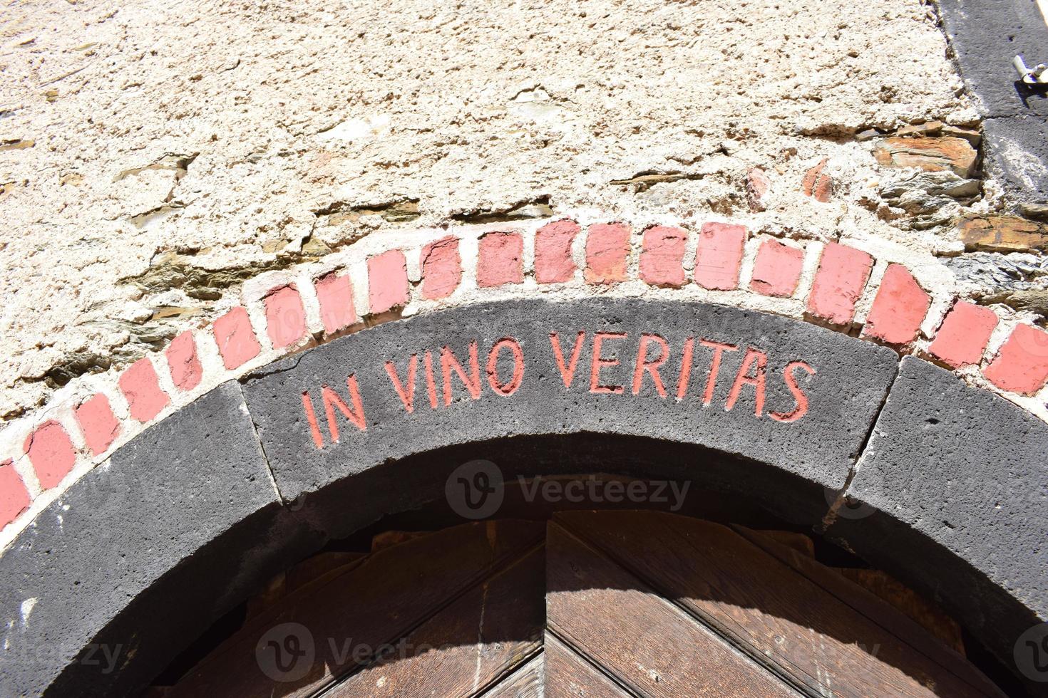 nel vino verità, su un vecchio azienda vinicola edificio foto