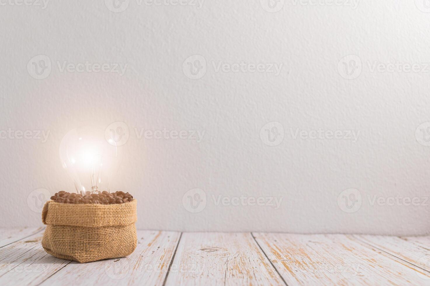 sacchi di chicchi di caffè su un tavolo di legno foto