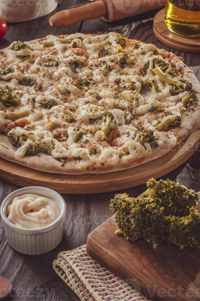 pizza con mozzarella, broccoli, catupiry e parmigiano foto