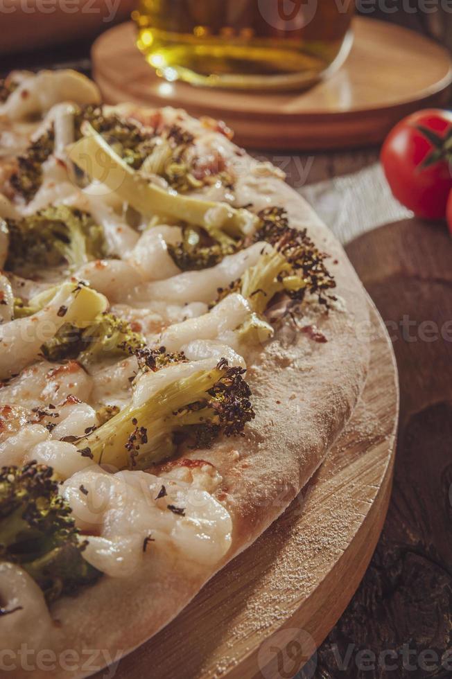 pizza con mozzarella, broccoli, catupiry e parmigiano foto