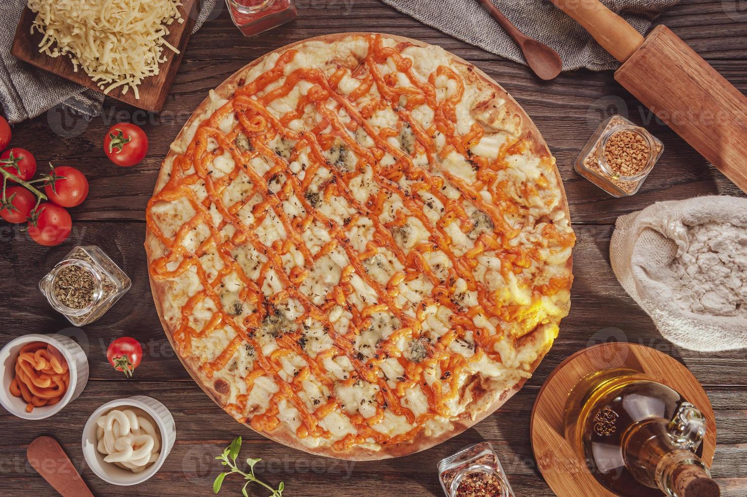 pizza con sei tipi di formaggi, mozzarella, provolone, parmigiano, catupiry, cheddar e gorgonzola foto