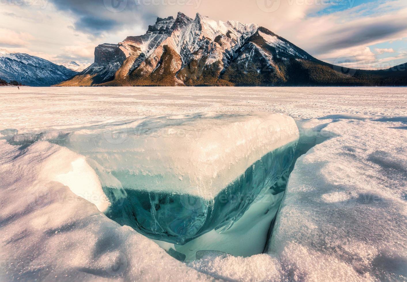 congelato lago minnewanka con roccioso montagne e Cracked ghiaccio a partire dal il lago nel inverno a Banff nazionale parco foto