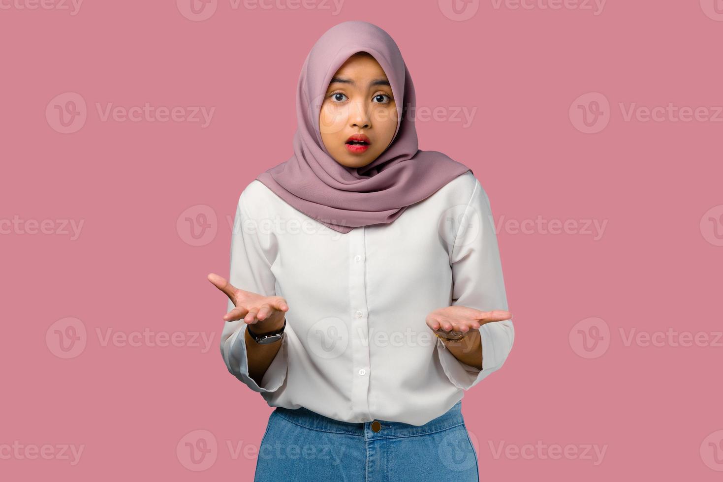 giovane donna che scrolla le spalle indossando un hijab foto