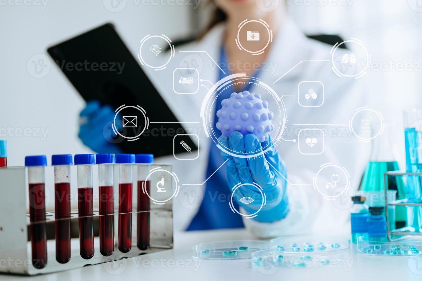 coronavirus covid-19 medico test vaccino ricerca e sviluppo concetto. scienziato nel laboratorio studia e analizzare scientifico campione di coronavirus anticorpo foto