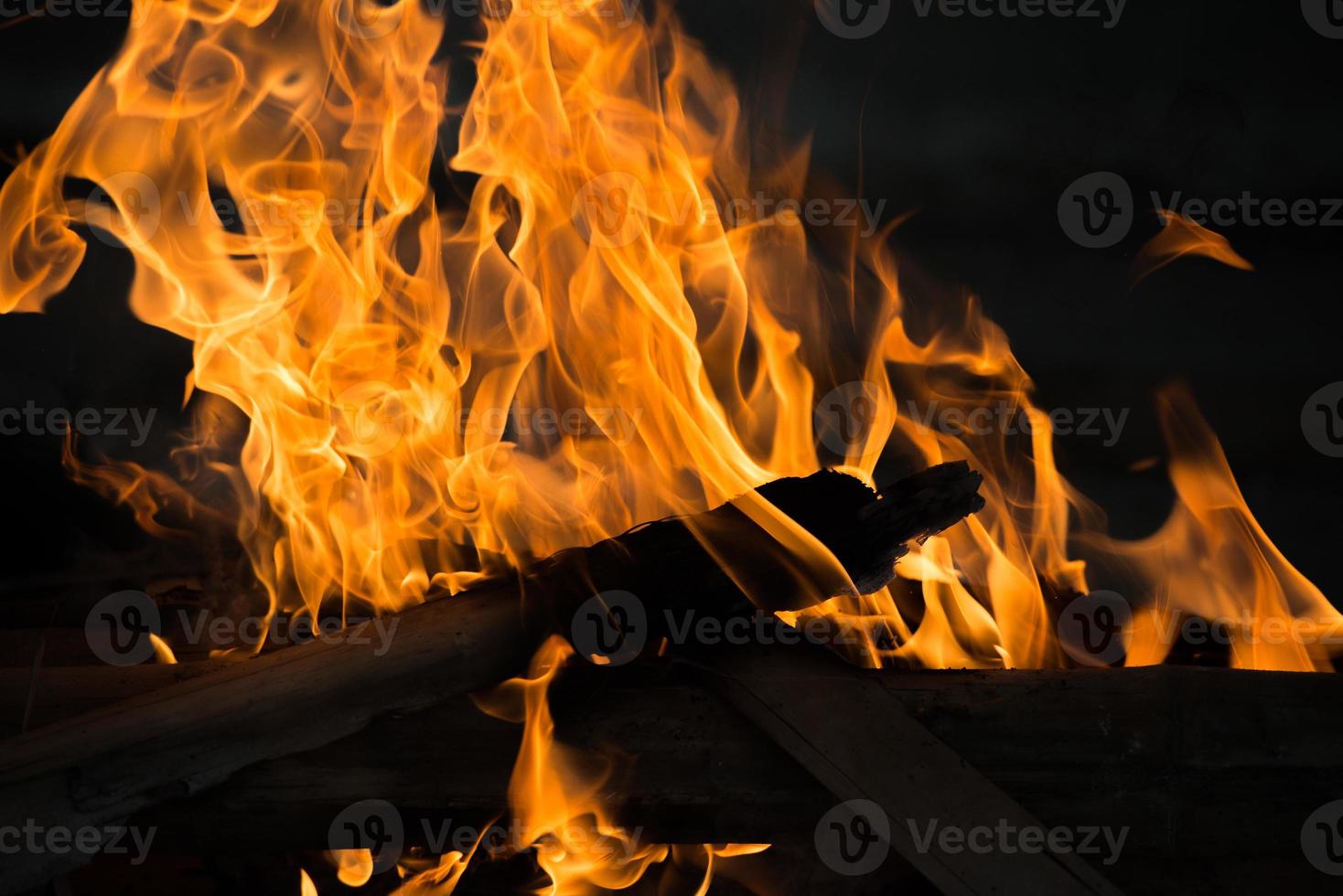 fuoco e telaio con legna da ardere 2 foto