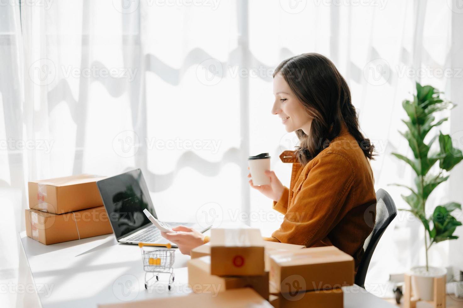 piccolo attività commerciale imprenditore pmi libero professionista donna Lavorando a ufficio, scatola, tavoletta e il computer portatile in linea, marketing, confezione, consegna, e-commerce concetto foto