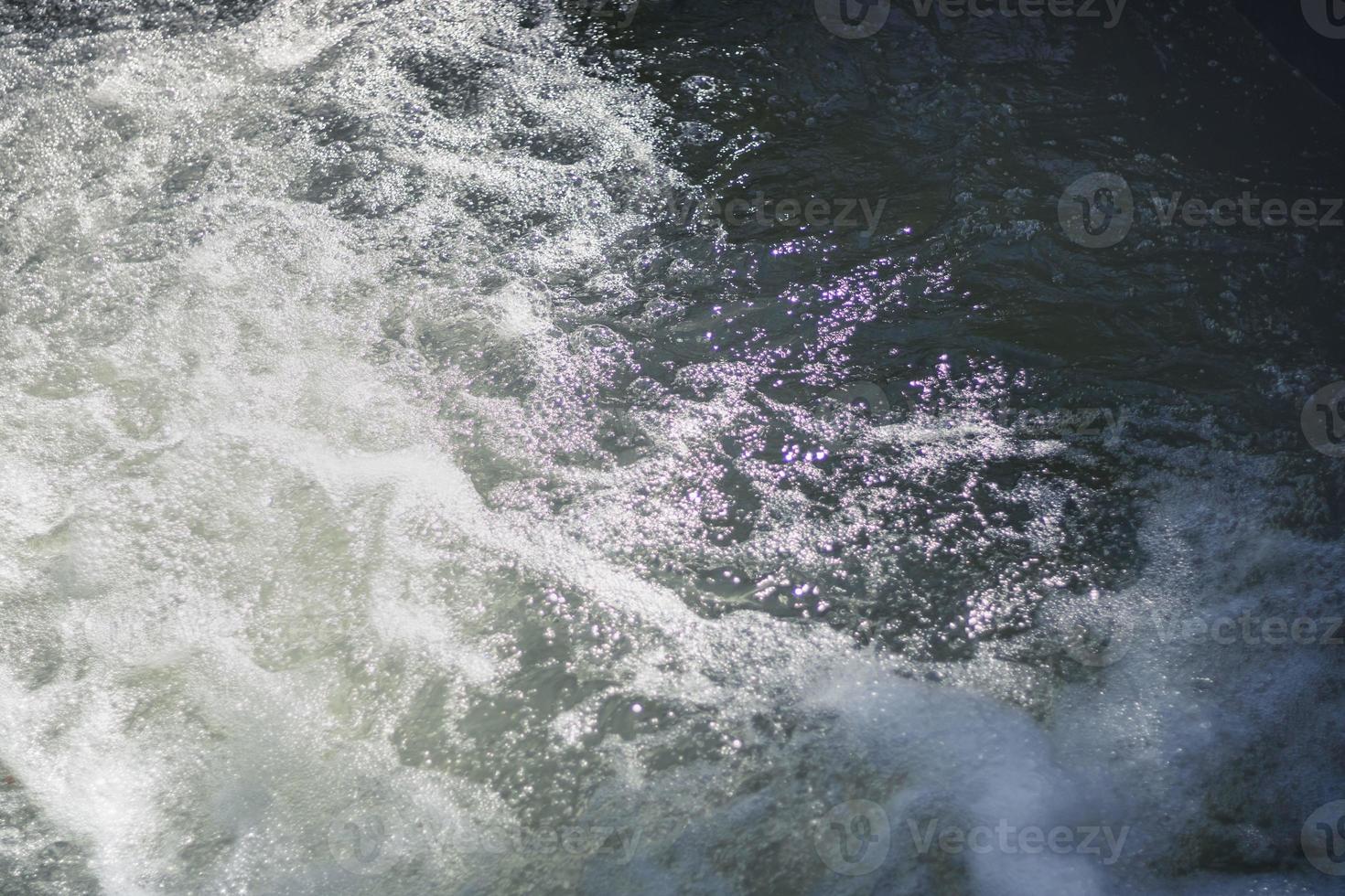 il superficie di il acqua schiumogeno e abbagliante nel il sole foto