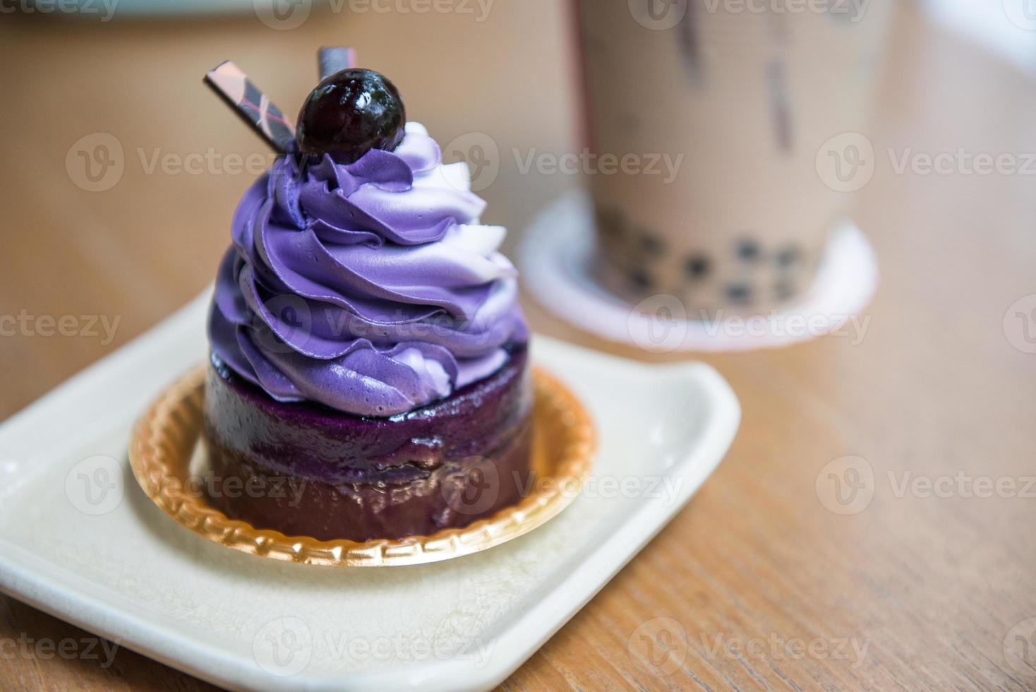 mirtillo mousse con cioccolato gelatina e bolla tè foto