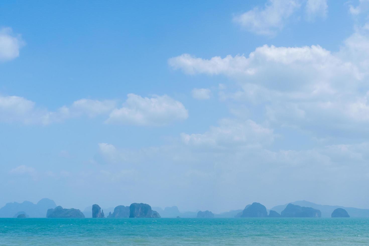 spiaggia tropicale nella stagione estiva con uno sfondo di cielo blu foto