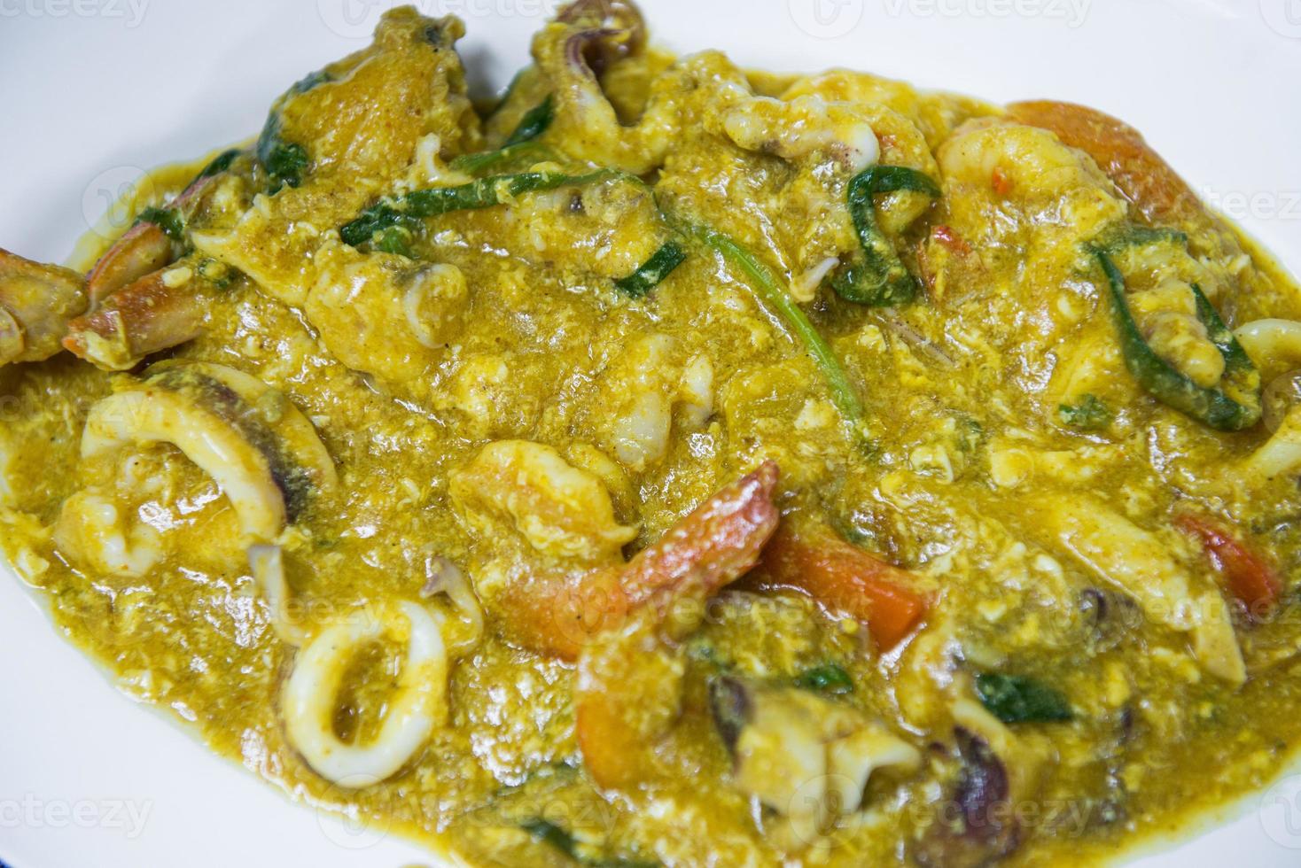 fritte misto frutti di mare con giallo curry foto