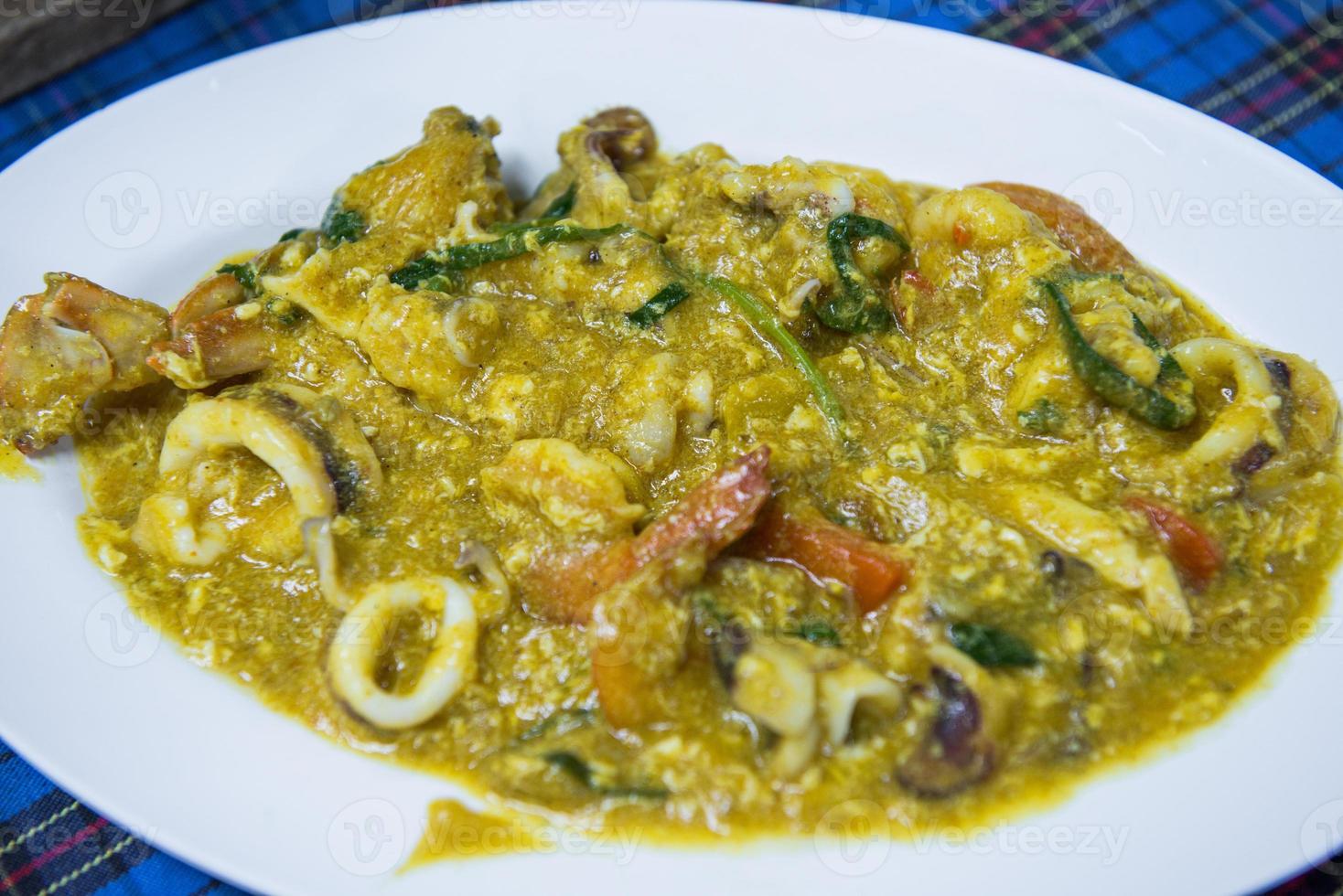 fritte misto frutti di mare con giallo curry foto