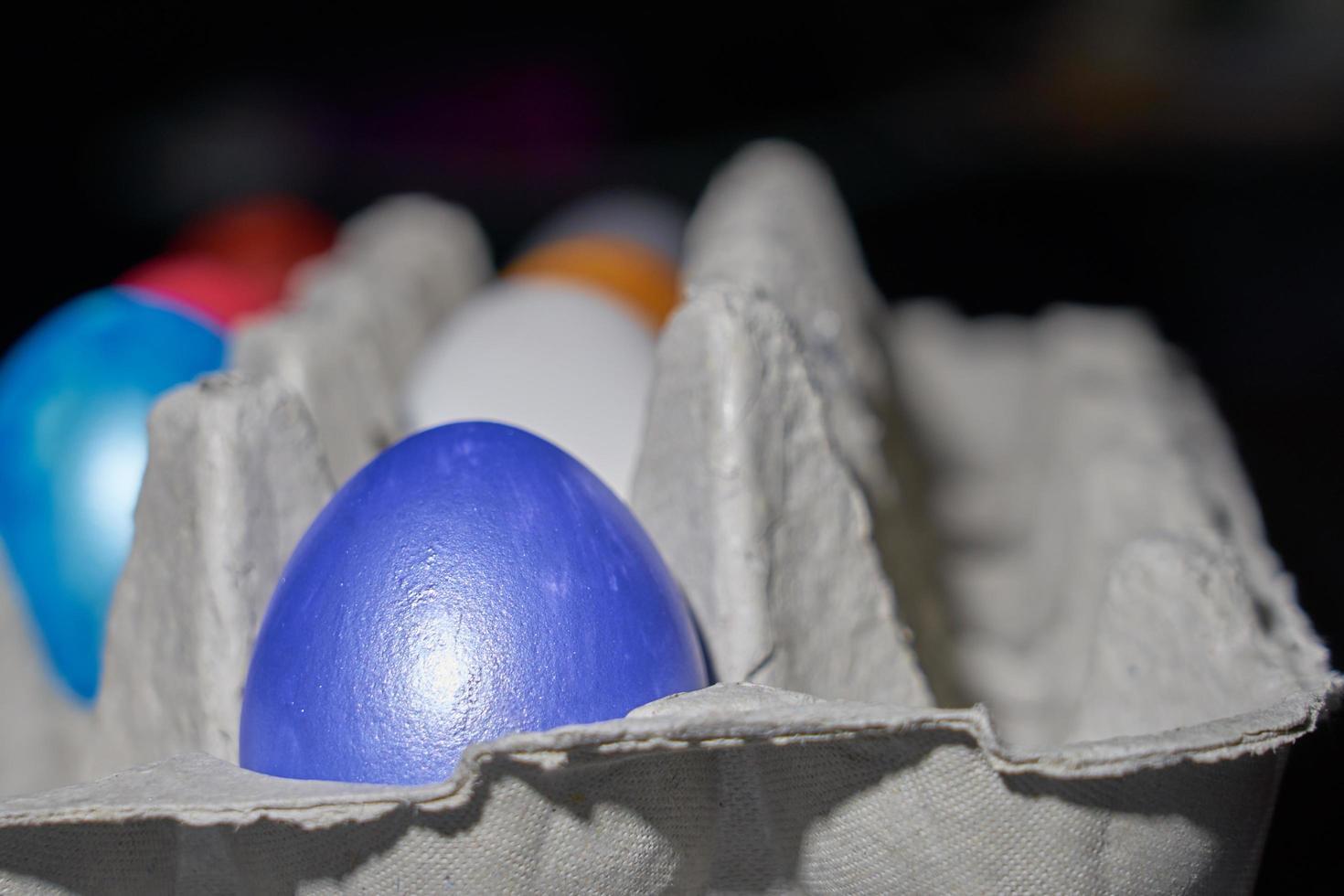 Close up di color perla uova di Pasqua in un vassoio di uova foto
