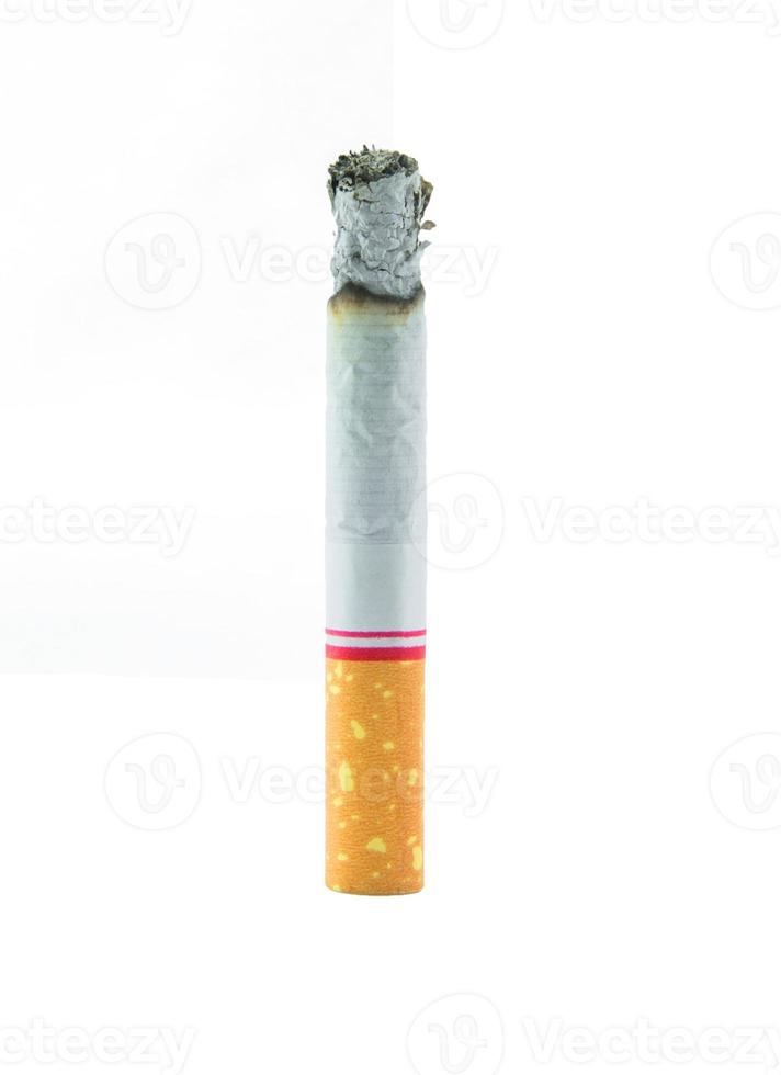 sigaretta bruciato giù per il culo su bianca sfondo foto