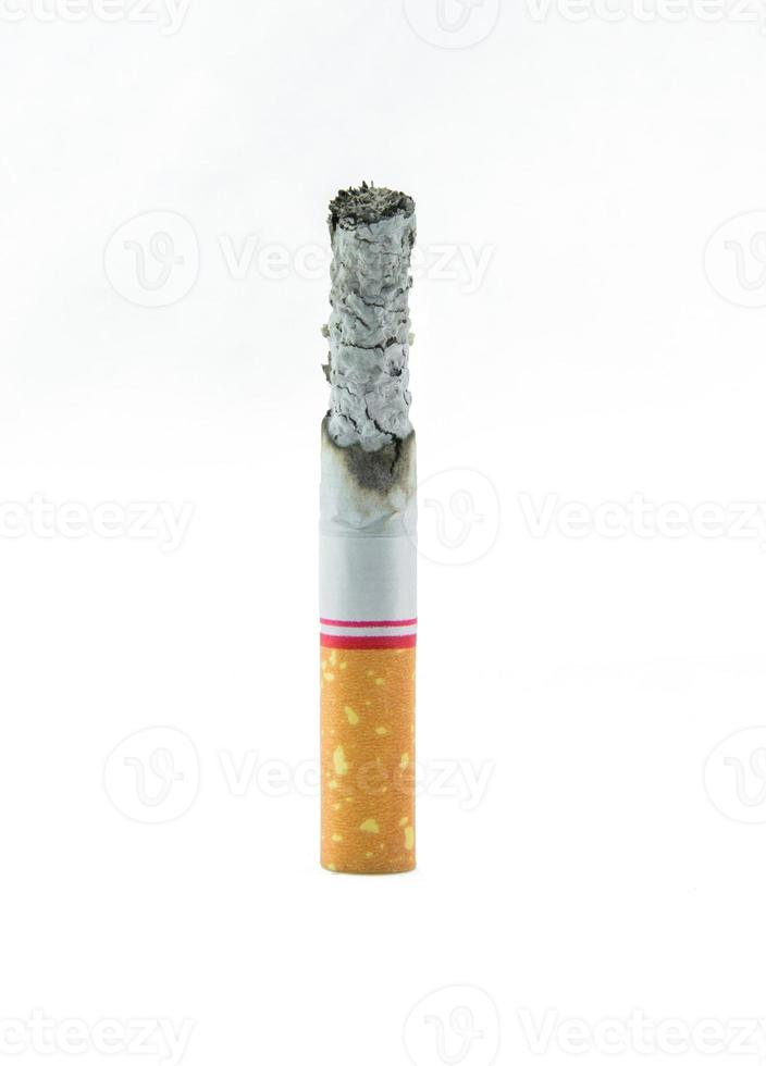 sigaretta bruciato giù per il culo su bianca sfondo foto