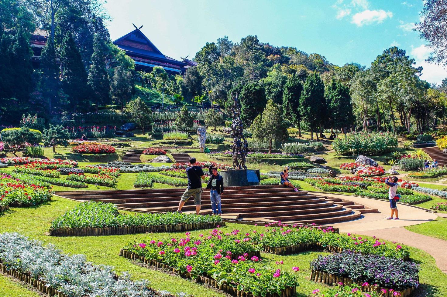 mueang chiang rai, thailandia, 2021 - turista che visita un tempio foto