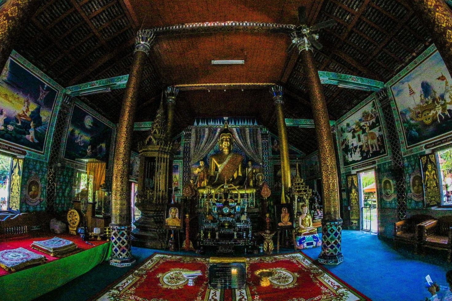 nakhon pathom, thailandia, 2021 - all'interno del wat phra pathom chedi foto