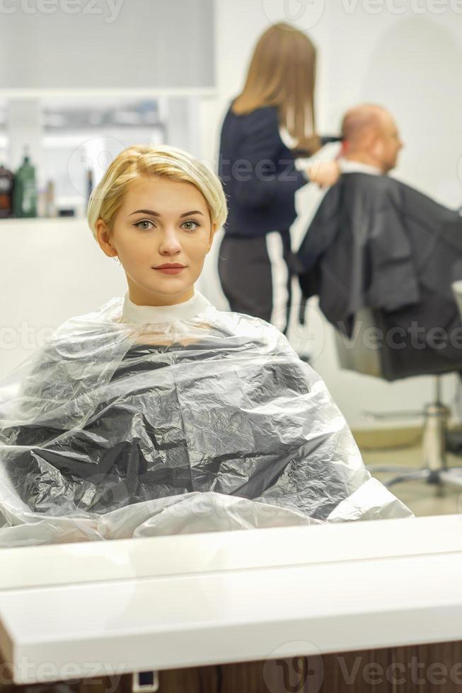 femmina cliente in attesa per parrucchiere foto