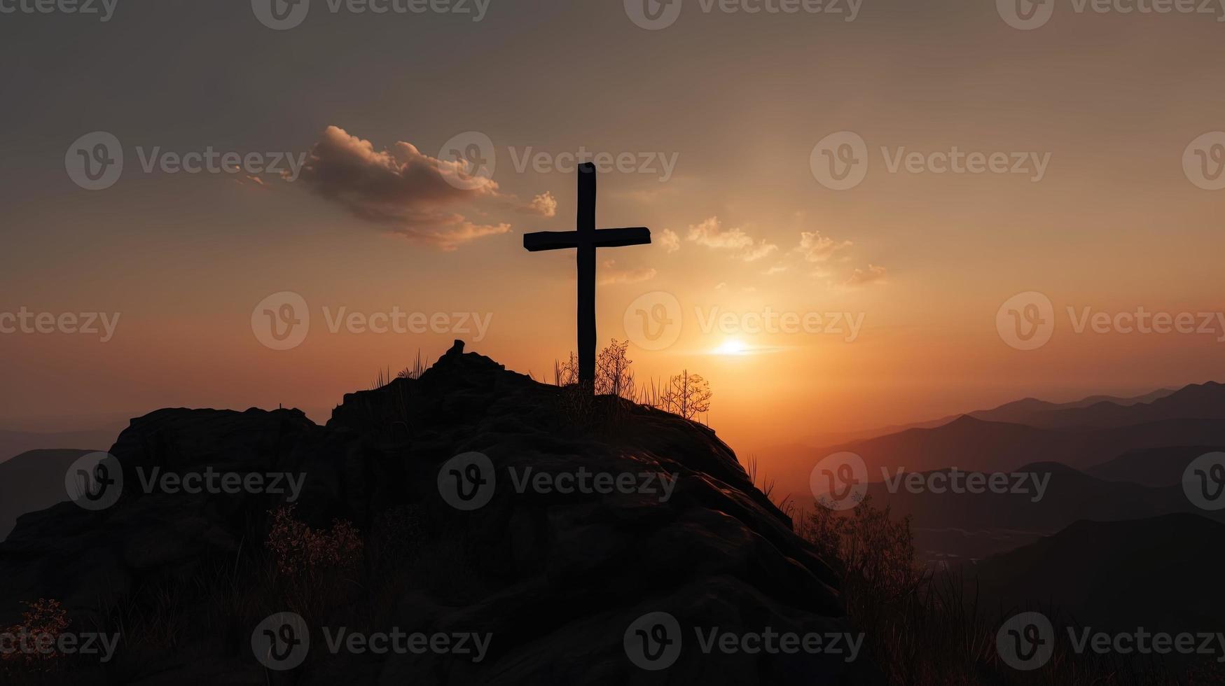 montagna maestà artistico silhouette di crocifisso attraversare contro tramonto cielo foto