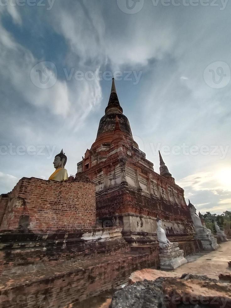 Tailandia, ayutthaya, chedi di wat yai chai mongkhon a storico parco foto