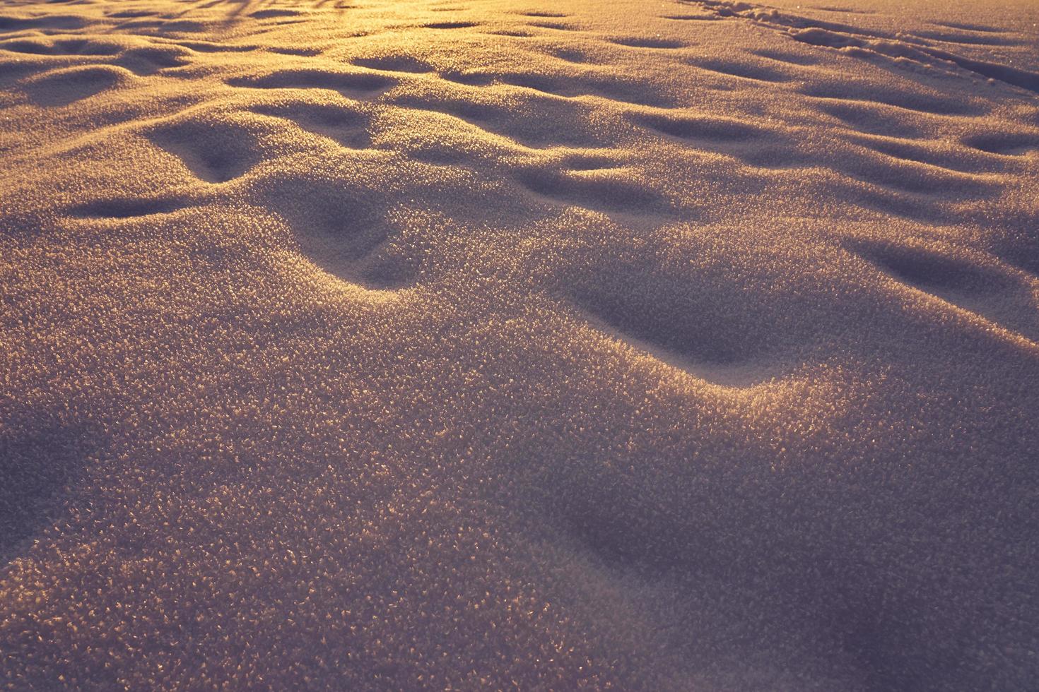 struttura della neve in una gelida sera al tramonto foto