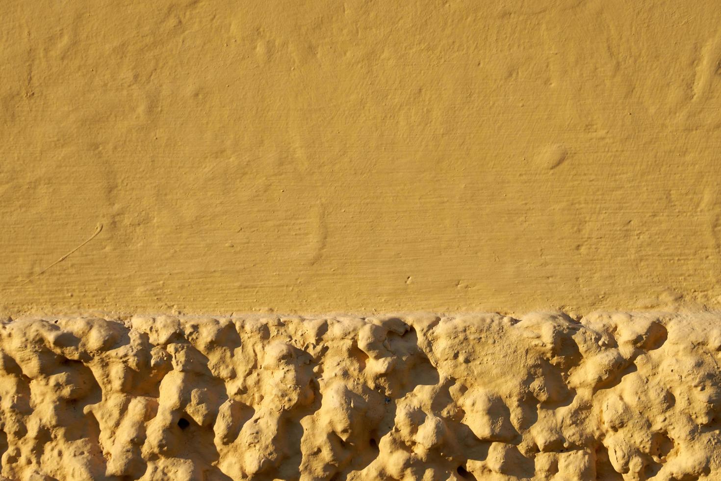 parete dipinta di giallo di una vecchia casa con texture di sfondo foto