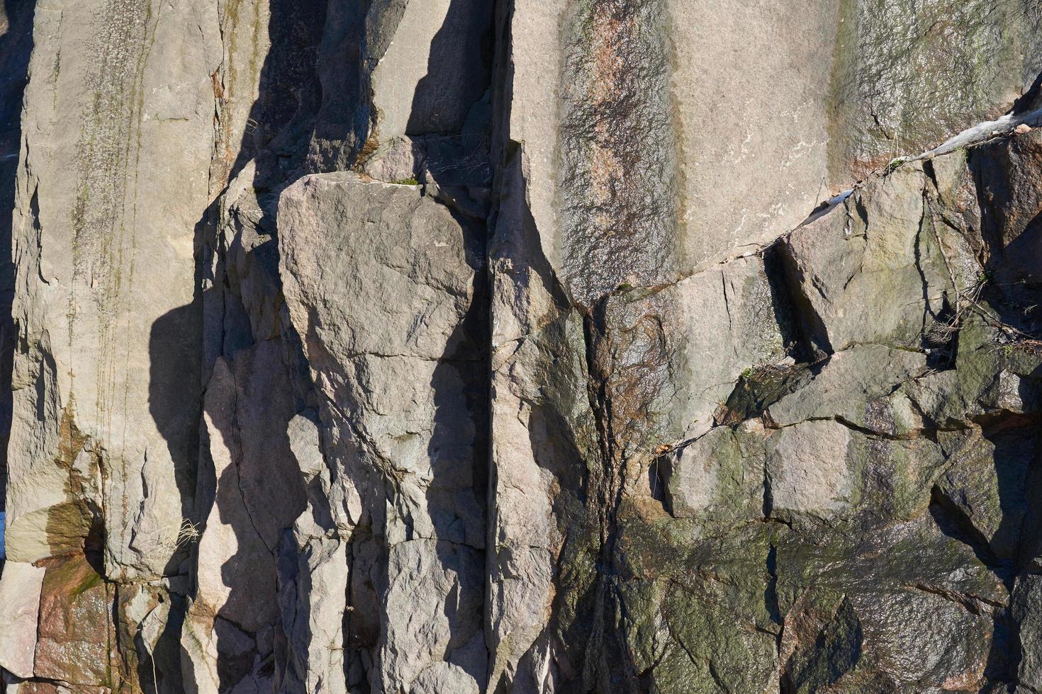 rocce granitiche al sole in primavera come sfondo naturale foto