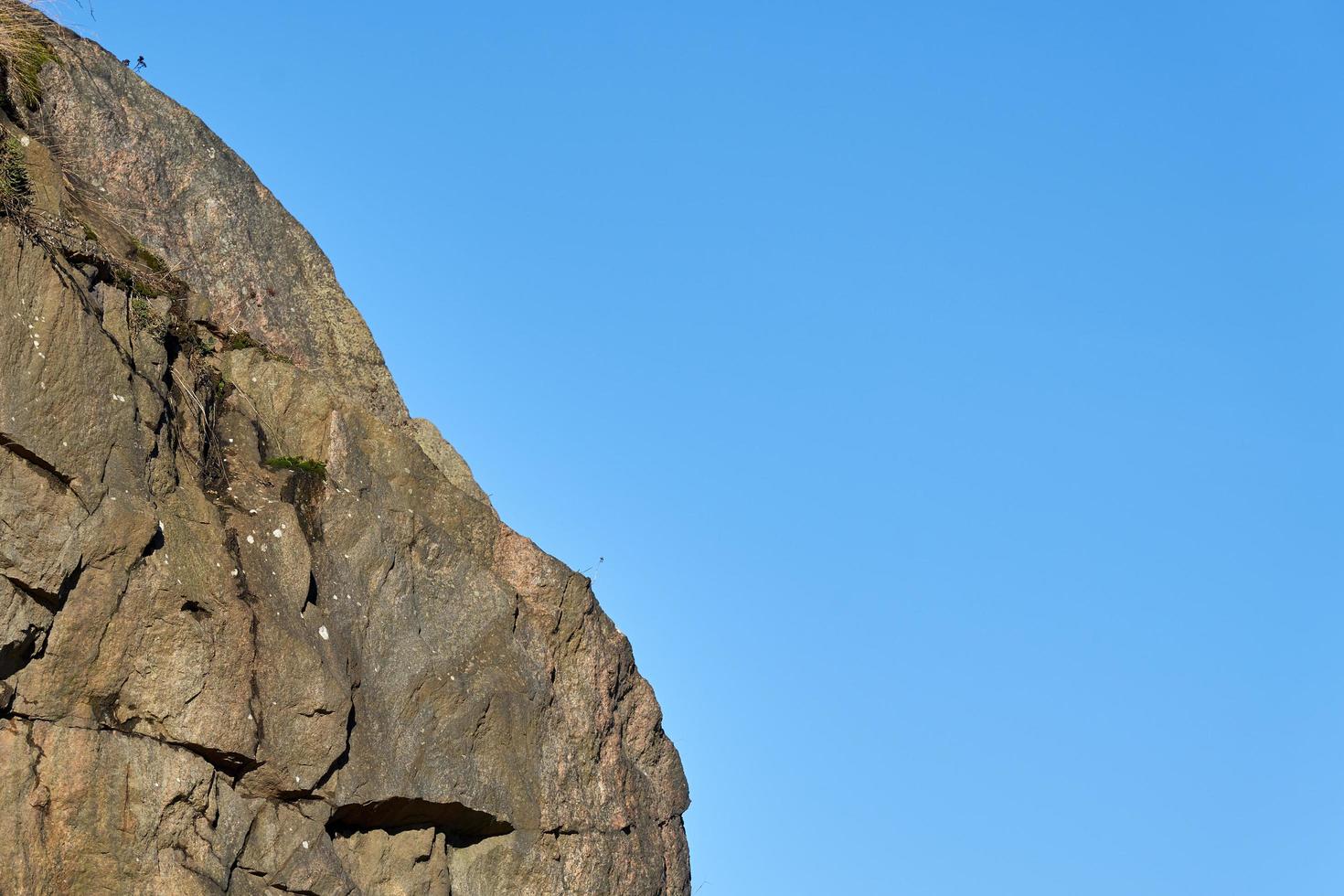 rocce granitiche al sole in primavera con un cielo azzurro foto