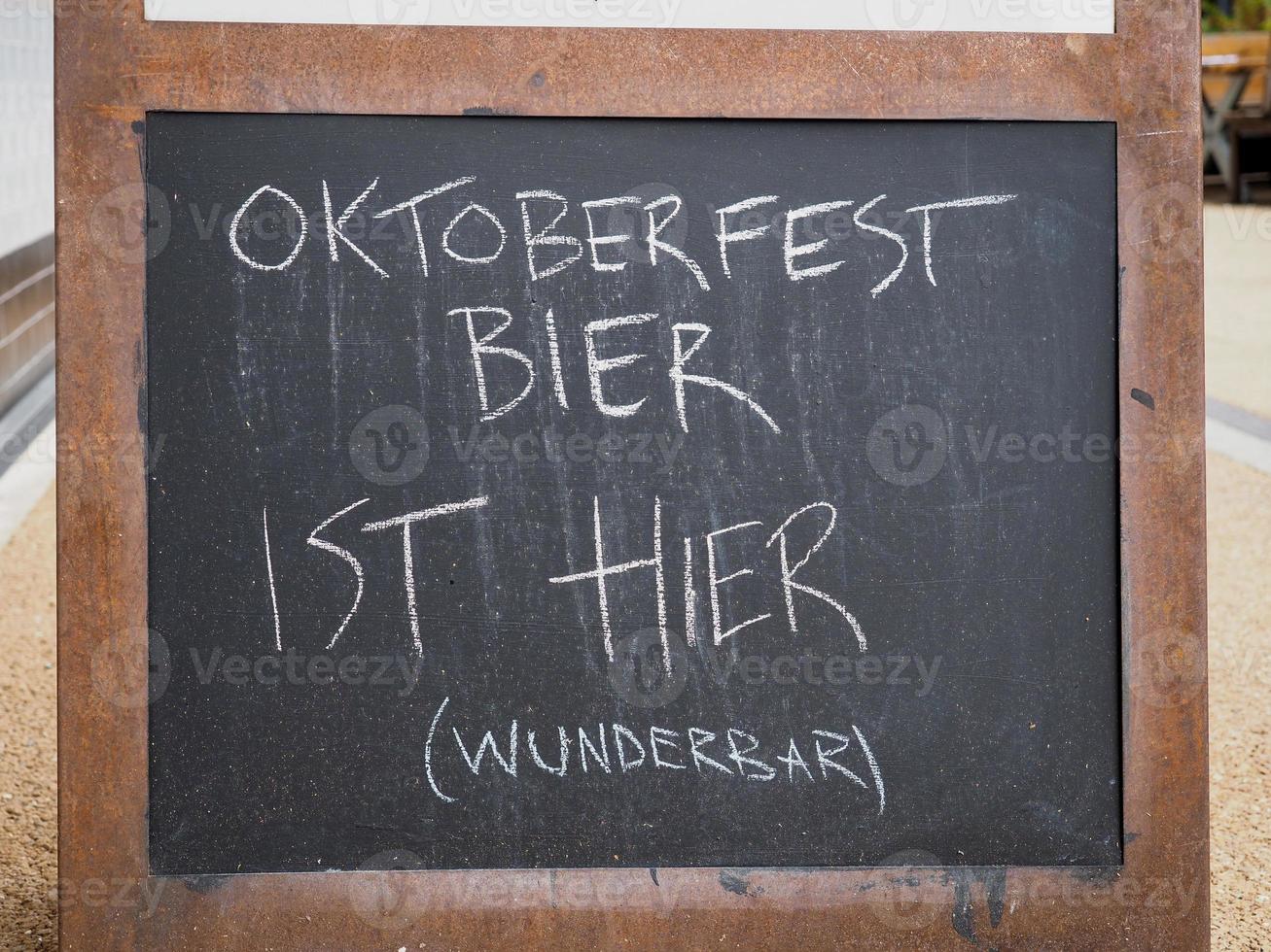 oktoberfest birra è Qui cartello foto