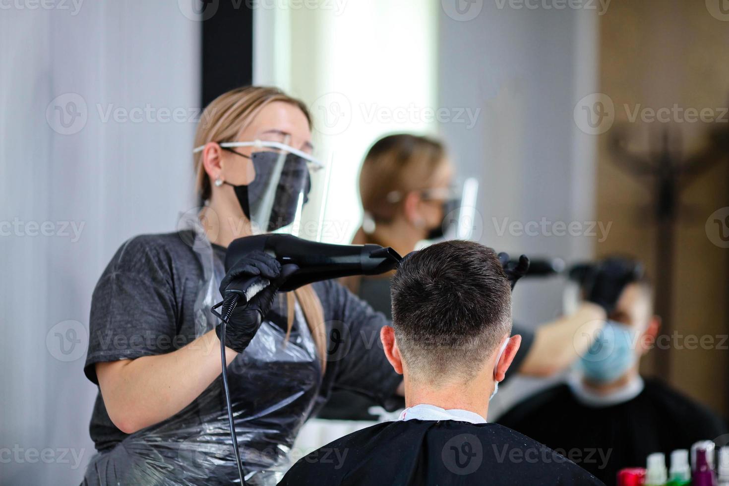 vicino su parrucchiere con sicurezza le misure per covid19, tagli un' uomo  sociale distanza, taglio capelli con un' medico maschera. 21904931 Stock  Photo su Vecteezy