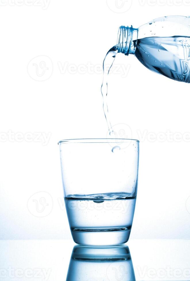 acqua scrosciante in un' bicchiere foto